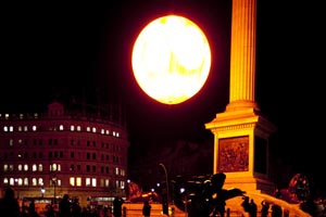 Video: Tropicana makes sun rise early in Trafalgar Square