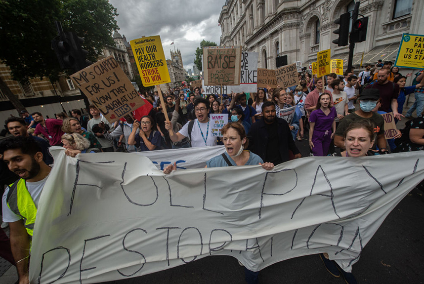 Junior Doctors Struggling To Pay Bills As Poll Reveals Impact Of 26   GettyImages 1410911855 